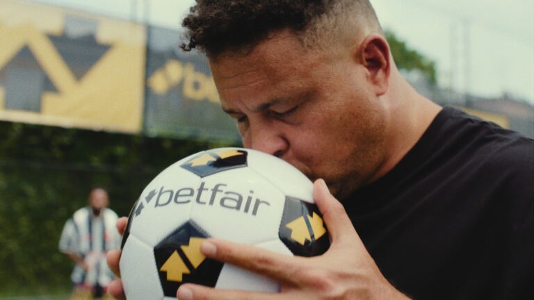 Betfair lança campanha com Ronaldo e Rivaldo para apresentar nova funcionalidade
