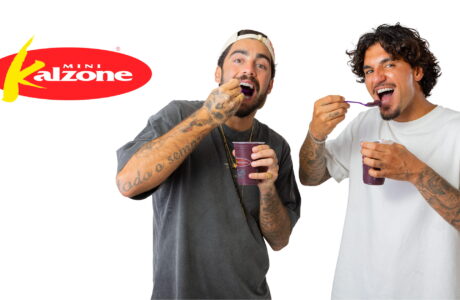 Gabriel Medina e Pedro Scooby estrelam nova campanha da rede Mini Kalzone