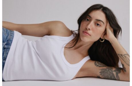 Hering reforça a linha de camisetas básicas e lança coleção feminina estrelada por Maju Trindade