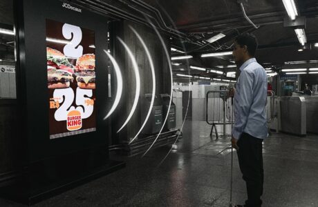 JCDecaux desenvolve OOH com tecnologia inclusiva para promover acessibilidade para pessoas com deficiência visual