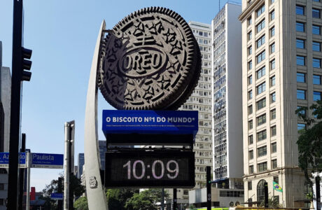 Oreo ocupa as ruas de SP com campanha icônica criada pela Leo