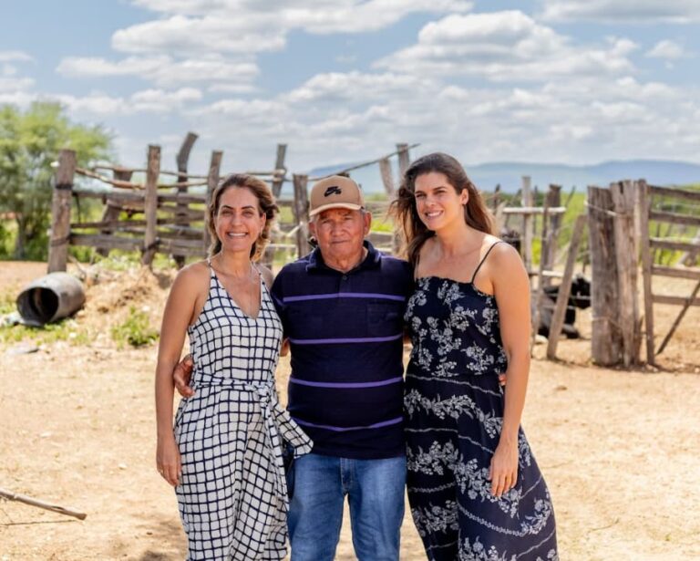 Renata Fonseca, gerente do Instituto Riachuelo, Seu Augusto, um dos agricultores do algodão agroecológico, e Taciana Abreu, diretora de Sustentabilidade da Riachuelo Foto Alyson Lima