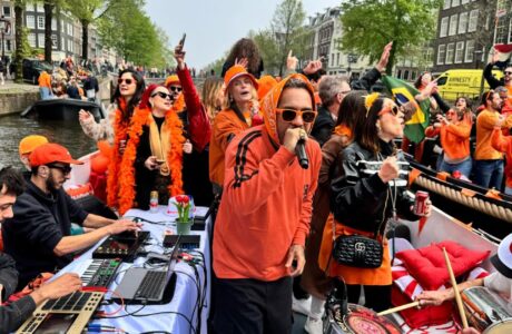 King’s Day 2025 Amstel e Marcelo D2 levam roda de samba para os canais de Amsterdã