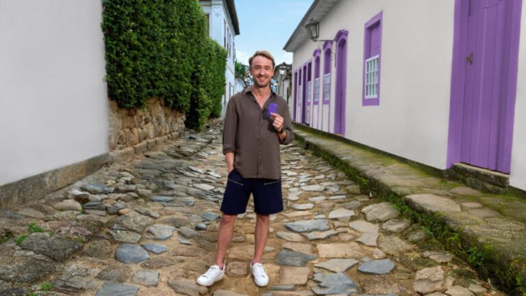 Nubank lança campanha com Tom Felton e leva clientes para conhecê-lo