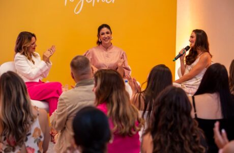Avon transforma galeria de arte nas linguagens do amor em um talk com Foquinha