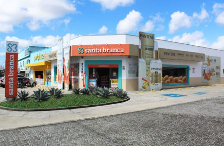Farmácia Santa Branca recebe envelopamento exclusivo da Pantene e se destaca em campanha nacional