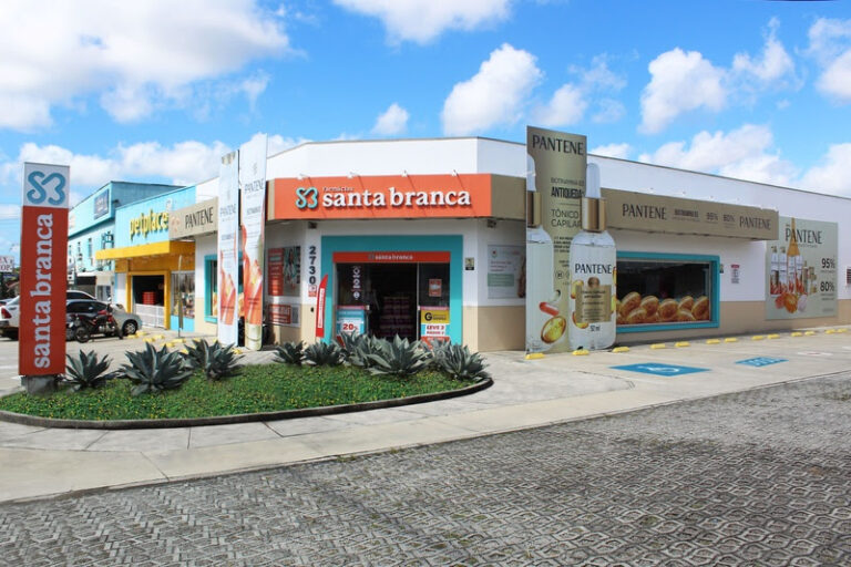 Farmácia Santa Branca recebe envelopamento exclusivo da Pantene e se destaca em campanha nacional