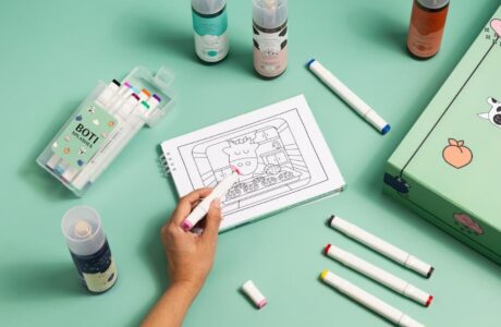 O Boticário combina trends virais das redes sociais e cria seu primeiro livro de colorir, inspirado nos body splashes queridinhos da marca