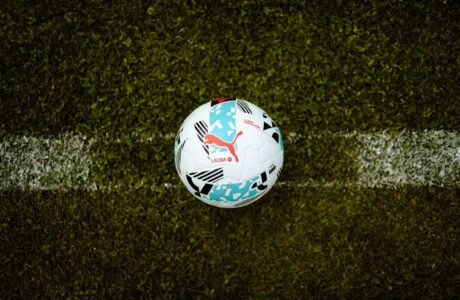 PUMA e LALIGA lançam bola de alta precisão para a temporada 2025 (1)