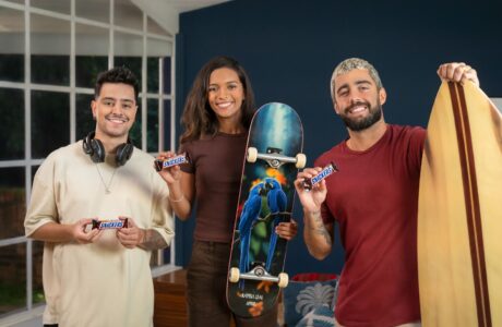 Snickers mostra que situações engraçadas podem ser fome em nova campanha com Pedro Scooby