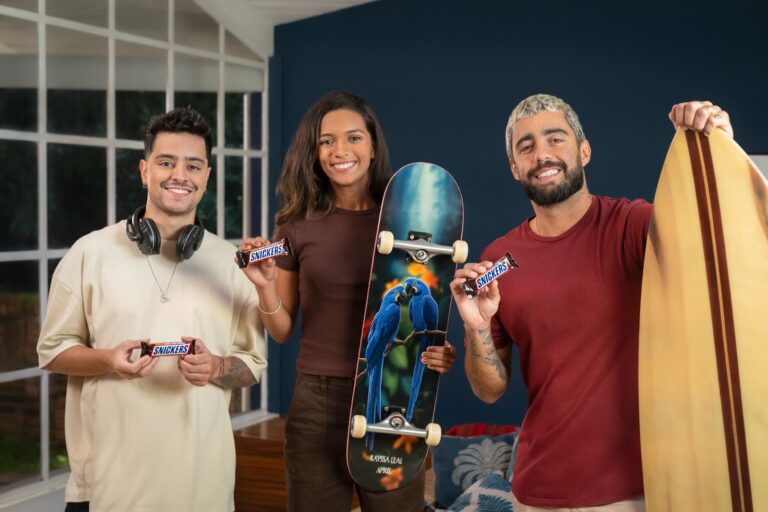 Snickers mostra que situações engraçadas podem ser fome em nova campanha com Pedro Scooby