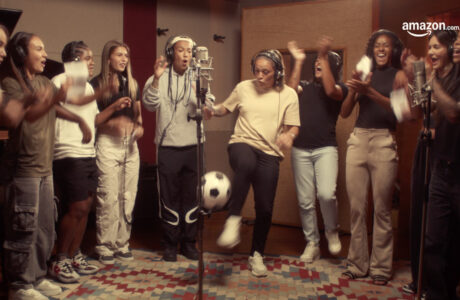 Amazon Brasil resgata música banida nos anos 40 em nova campanha pelo futebol feminino