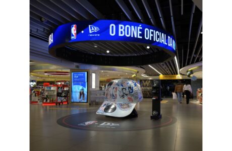 Boné gigante da New Era no Aeroporto de Guarulhos celebra o final da temporada da NBA