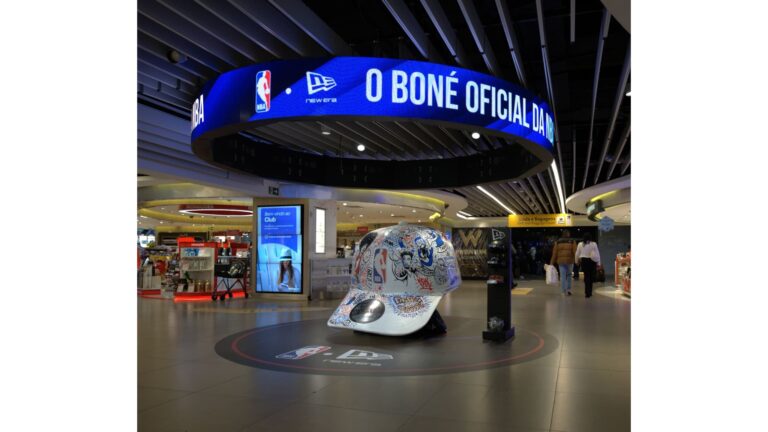Boné gigante da New Era no Aeroporto de Guarulhos celebra o final da temporada da NBA