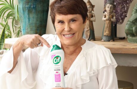 Cif lança SAC dos enrolados com Márcia Sensitiva em ação de Dia dos Namorados