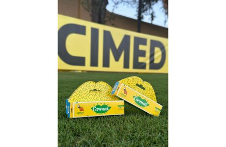 Cimed e Drogaleste fazem ação de compre e ganhe com brinde da edição temática do Carmed Canarinho no dia do jogo Brasil e Paraguai