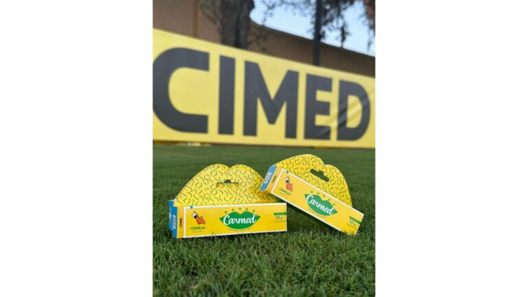 Cimed e Drogaleste fazem ação de compre e ganhe com brinde da edição temática do Carmed Canarinho no dia do jogo Brasil e Paraguai