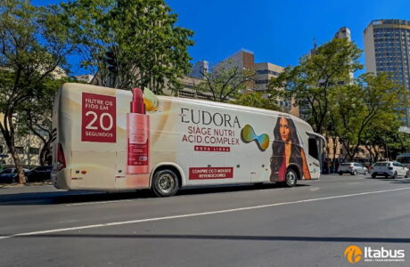 Itabus e Eudora vão às ruas de BH com ampulheta em movimento para o lançamento da linha Siàge Nutri Acid