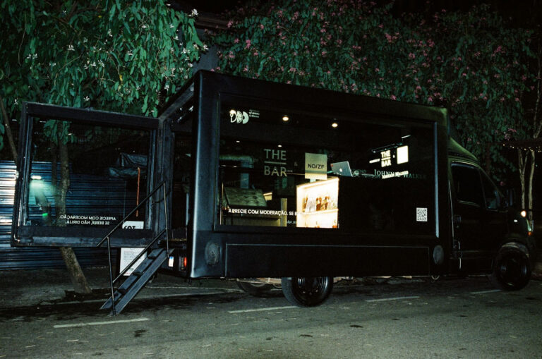 THE BAR, NOIZE e Johnnie Walker apresentam guia dos melhores listening bares para curtir no Dia dos Namorados