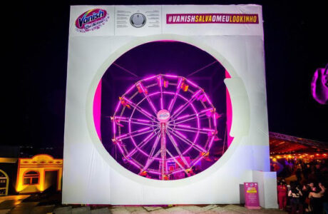 Vanish cria tradição com máquina de lavar gigante no Carvalheira na Fogueira