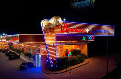 Bauducco® ativa fachada de flagship store na rodovia Castelo Branco com o universo PlayStation