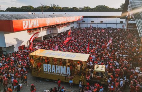 Brahma leva caminhão dourado para celebração do título do Garantido