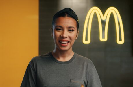 Em ação inédita, funcionária do Méqui estreia em nova campanha da linha Brabos