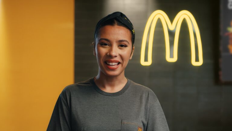 Em ação inédita, funcionária do Méqui estreia em nova campanha da linha Brabos