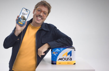Fábio Porchat estrela campanha de Baterias Moura, criada pela Ampla, para divulgar serviço de delivery da marca