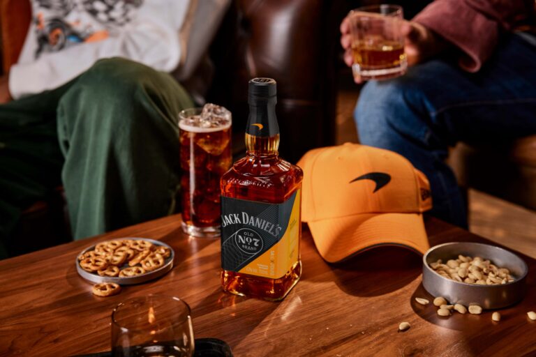 Jack Daniel’s e McLaren Racing lançam whiskey em edição limitada para a temporada de F1 2025 (1)