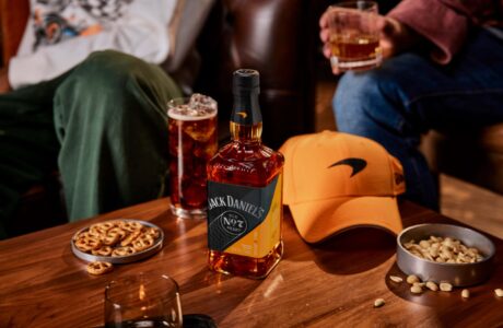Jack Daniel’s e McLaren Racing lançam whiskey em edição limitada para a temporada de F1 2025 (1)