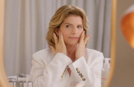 O Boticário traz Débora Bloch para contrapor Odete Roitman e consolida Botik como marca de skincare de alta performance