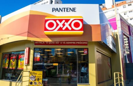 OXXO e Pantene se unem para inspirar autocuidado e praticidade em nova loja emblemática