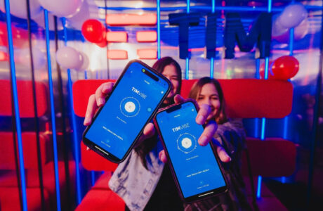 TIM transforma música em vibração através do celular para pessoas com deficiência auditiva