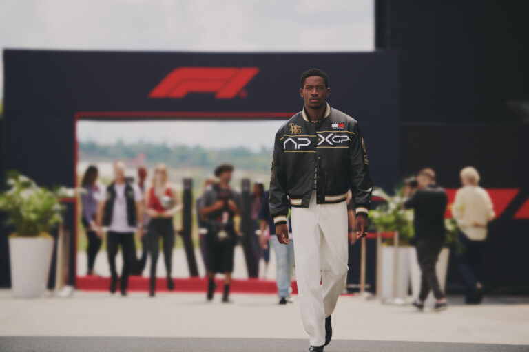 Tommy Hilfiger se junta à equipe Cadillac Formula 1 como parceiro de vestuario (1)