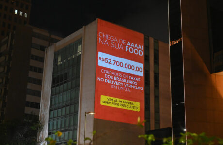 Ações nas ruas de São Paulo exibem taxas e insatisfações de delivery de comida
