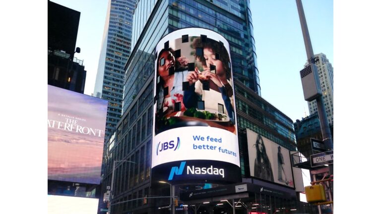 CP+B COM A BEBOT DIGITAL LEVAM JBS À TIMES SQUARE