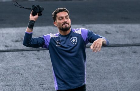 Calção de futebol entregue a torcedor do Botafogo revela o novo Rexona All Body