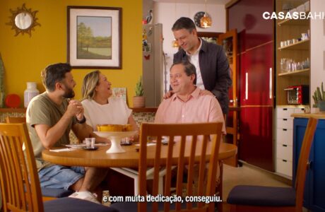 Casas Bahia aposta em conexão emocional para o Dia dos Pais e lança campanha com foco em histórias reais