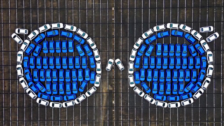Chilli Beans e Volkswagen criam mosaico de óculos gigante utilizando 160 carros