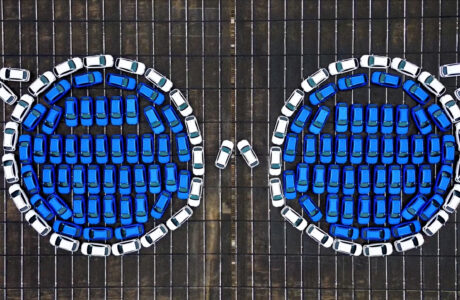 Chilli Beans e Volkswagen criam mosaico de óculos gigante utilizando 160 carros