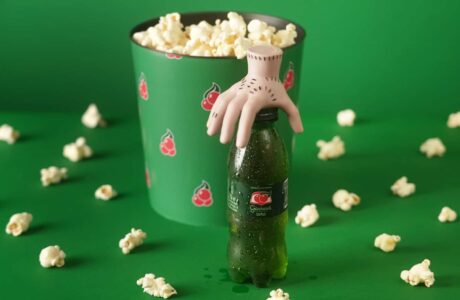 Guaraná volta com caçulinha com brinde do personagem da série Wandinha