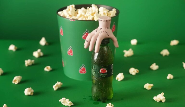 Guaraná volta com caçulinha com brinde do personagem da série Wandinha