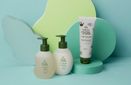 Natura Mamãe e Bebê lança linha para cabelos cacheados e crespos