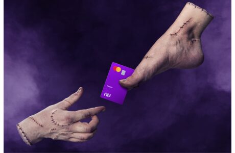 Nubank lança campanha inspirada na série da Netflix Wandinha,