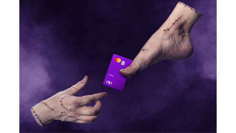 Nubank lança campanha inspirada na série da Netflix Wandinha,