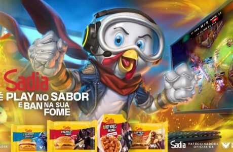 Sadia envia produtos da linha LoL para players comemorarem jogando