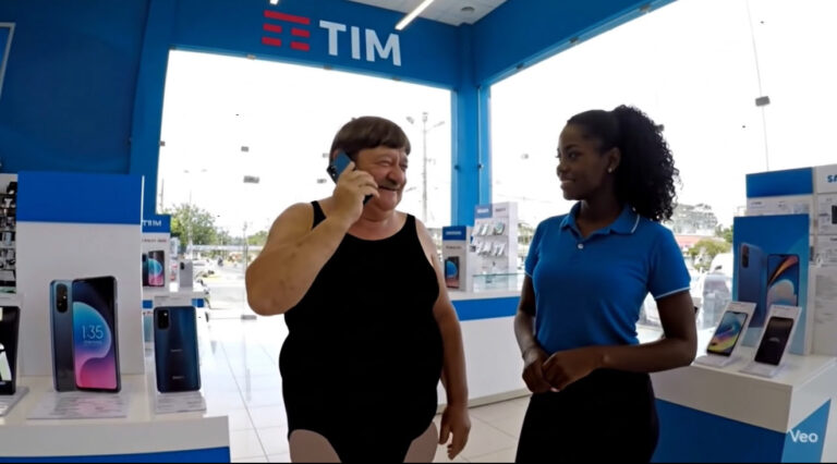 TIM estreia Papai Maiô em campanha de Dia dos Pais com Marisa Maiô