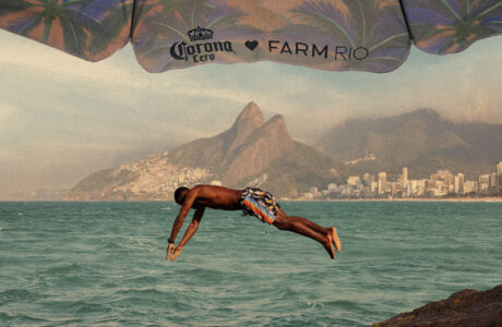 Corona Cero e FARM Rio lançam collab que celebra cultura de praia carioca