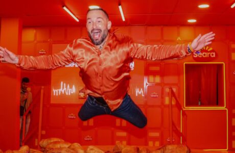 Diego Hypólito se diverte na Air Fryer gigante (Crédito @tomzefonseca)